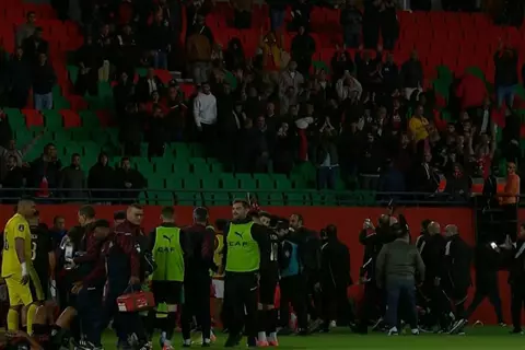 "دماء ودخان وآلات حادة".. سجل صادم من شغب الجماهير أمام الأهلي في ملاعب أفريقيا